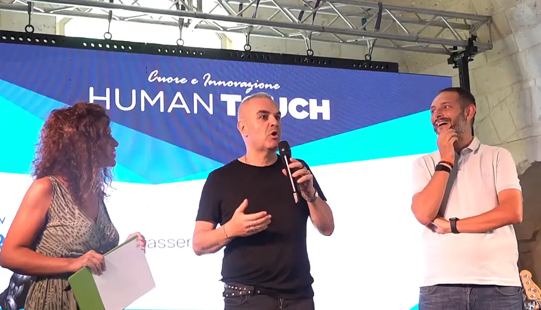 Max Panico, Business Coach e rocker, saluta il pubblico di 'Human Touch' durante i momenti conclusivi dell'evento